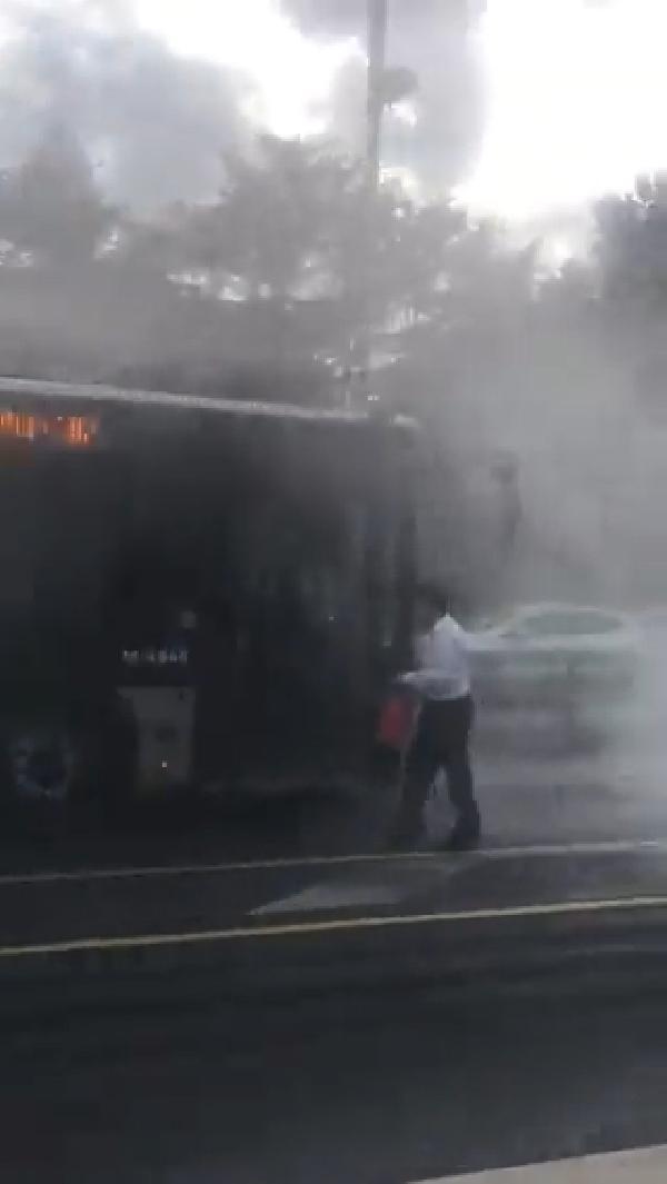 Kadıköy’de metrobüs yangını