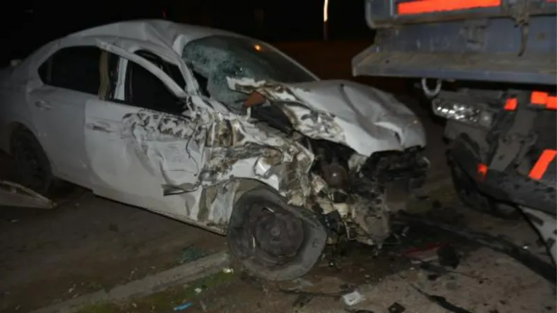 Edirne'de otomobil, park halindeki 2 TIR'a çarptı: 2 yaralı