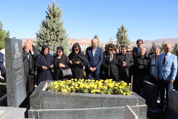 'Bozkırın Tezenesi' mezarı başında anıldı