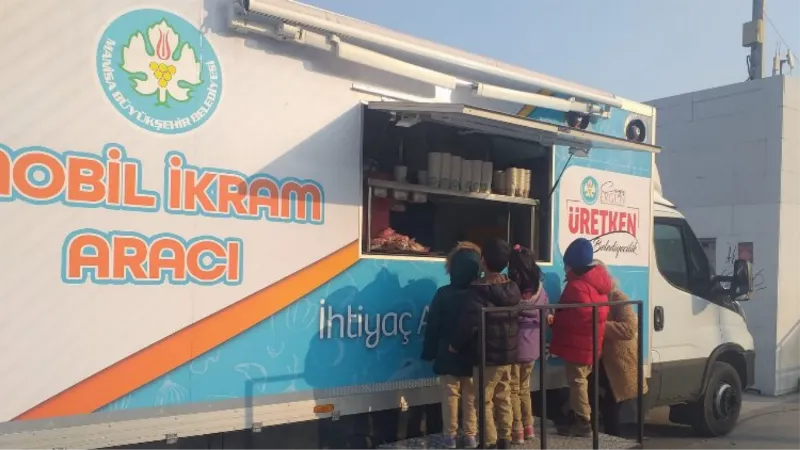 Manisa'da mobil ikram aracı öğrencilerin yanında