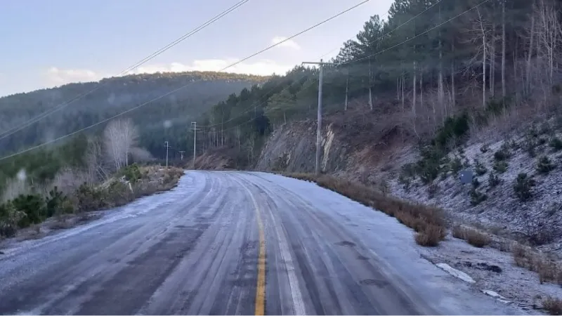 Muğla'da yollar buzlanmaya karşı tuzlanıyor