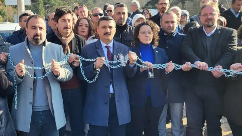 İYİ Parti'den zincirli-kilitli Uludağ protestosu!