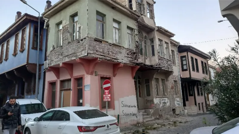 Sahipsiz evler Mudanya’nın kanayan yarası!