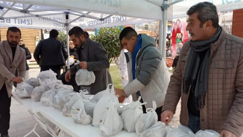 İzmit ürettiği istiridyeleri halka dağıtıyor