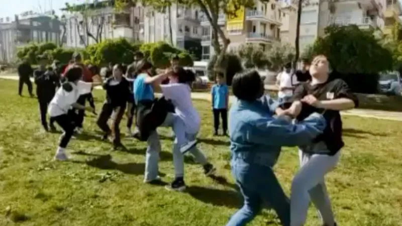 Antalya'da ortaokullu kızlar saç saça kavga etti