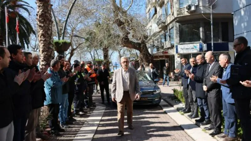 Bıçaklı saldırıda yaralanan Erdek Belediye Başkanı, görevine başladı