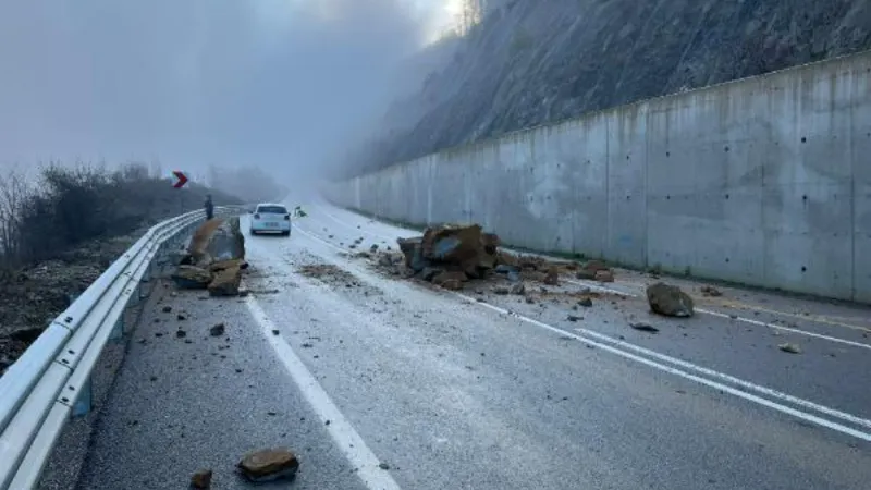 Bartın'da yamaçtan kopan kayalar, yola düştü