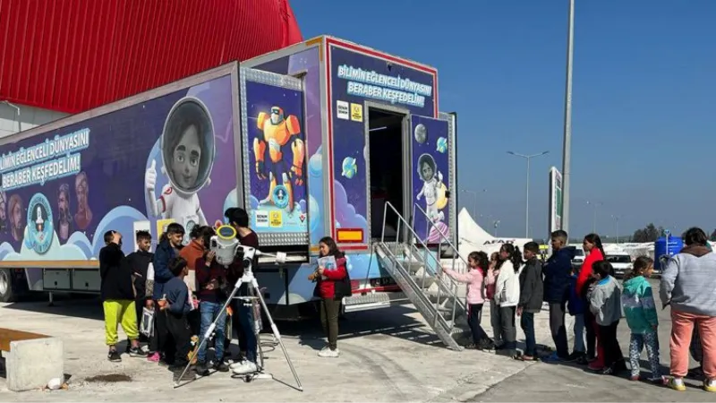 Konya Büyükşehir Bilim Tırı ile depremzede çocuklara moral verdi