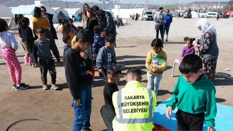 Sakarya depremzede çocuklarının yüzünde tebessüm oldu