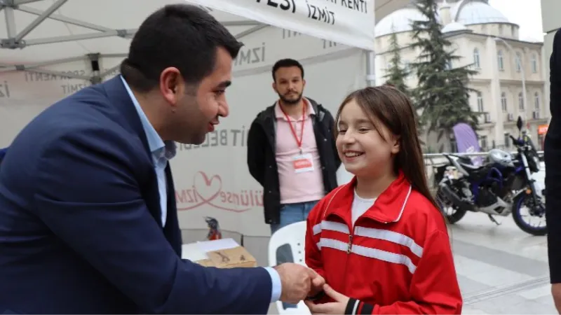 Minik Haticenur elde ettiği geliri bağışladı