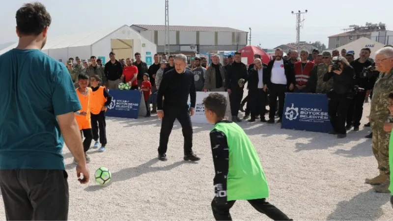 Bakan Akar çocuklarla futbol oynadı