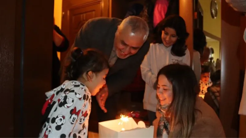 Kahramanmaraşlı depremzede minik Elif'e doğum günü sürprizi
