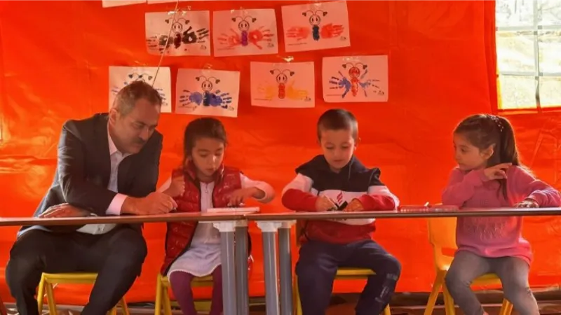 Bakan Özer'den afet bölgesindeki sınıflara inceleme