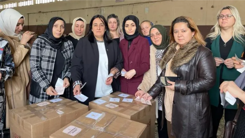 Bursalı 'AK Kadınlar'dan 550 koli mutfak seti