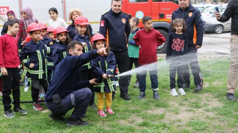 Manisa İtfaiyesi afetzede çocukları ağırladı