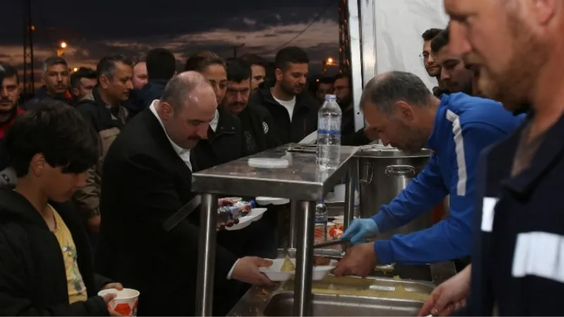 Bakan Varank, Kocaeli çadır kentte orucunu açtı