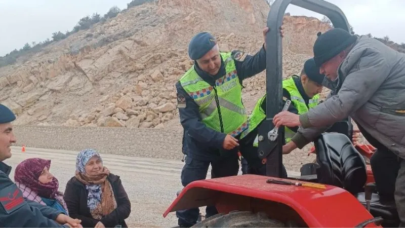 Bilecik Jandarması'ndan traktör sürücülerine 'reflektör' uyarısı