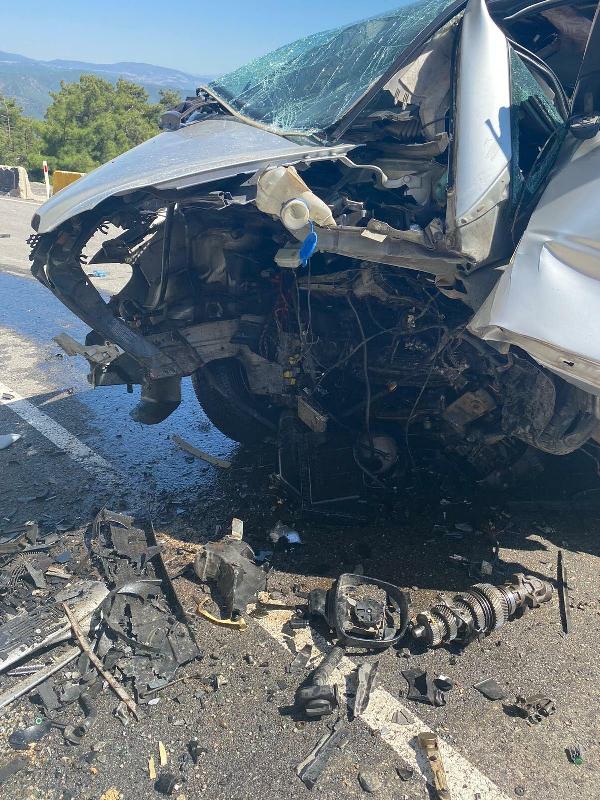 Minibüs köprü ayağına çarptı: 2 ölü, 2 yaralı