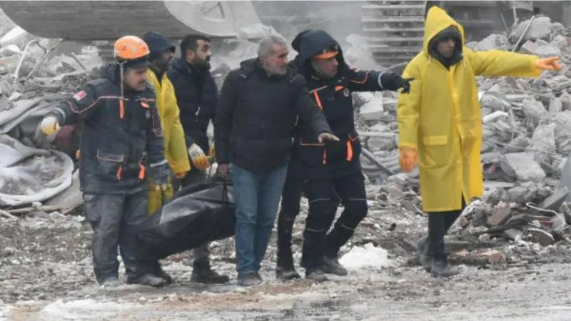 Malatya'da voleybolcuların kaldığı otelin enkazında 1 kişinin cansız bedenine ulaşıldı