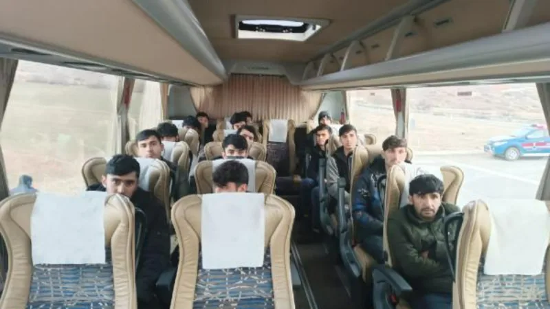 Malatya'da otobüste 15 kaçak göçmen yakalandı