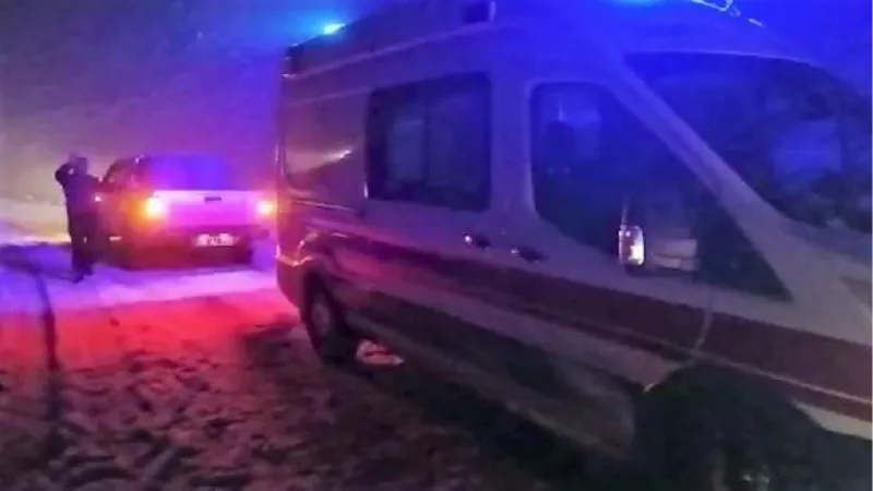 Siirt'te karda mahsur kalan ambulansı kurtarıldı