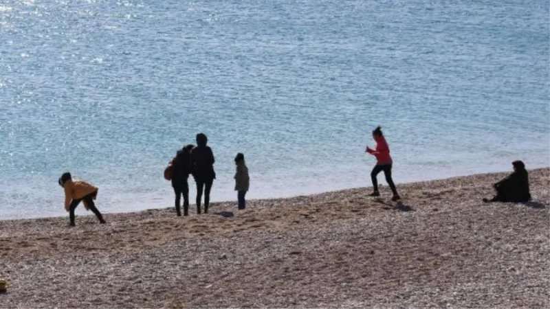 Antalya'da deniz suyu sıcaklığı 18 derece; turistler yüzdü