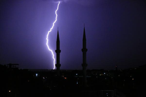 Malatya'da şimşekler geceyi aydınlattı