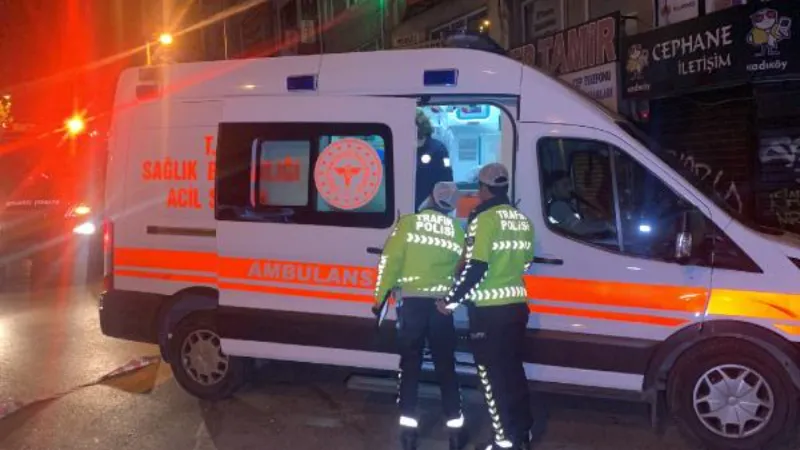 Kadıköy'de otomobil takla attı: 2 yaralı