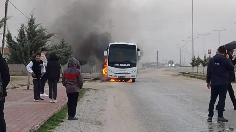 Aksaray'da öğrenci servis midibüsü yandı