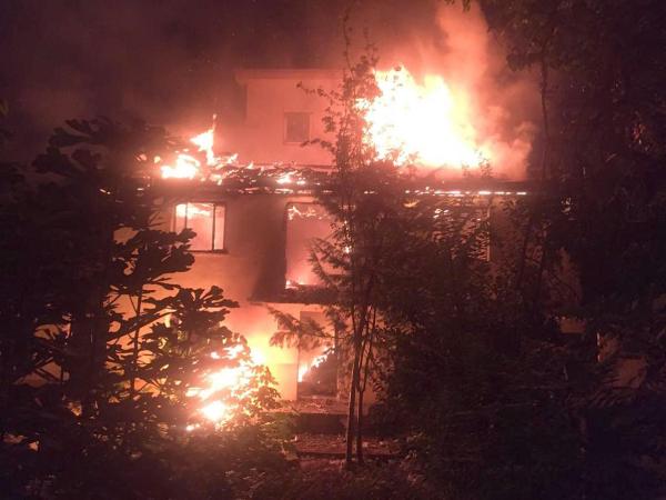 Denizli'de 2 katlı müstakil ev alev alev yandı