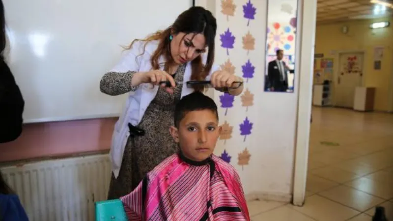Yüksekova'da kadın kuaförler, köy okulundaki çocukları tıraş etti