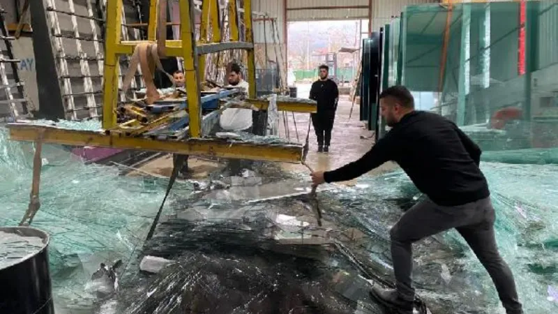 Deprem'de Atölyedeki 20 tonluk cam parçalanmış