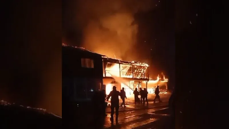 Rize'de yangın; ahşap restoran ile ev küle döndü