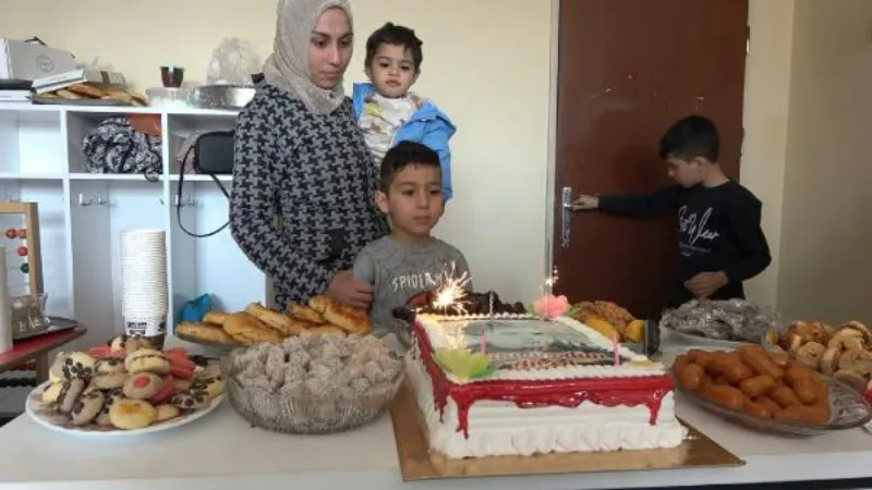 Depremzede Amed'e 7'nci yaş günü sürprizi
