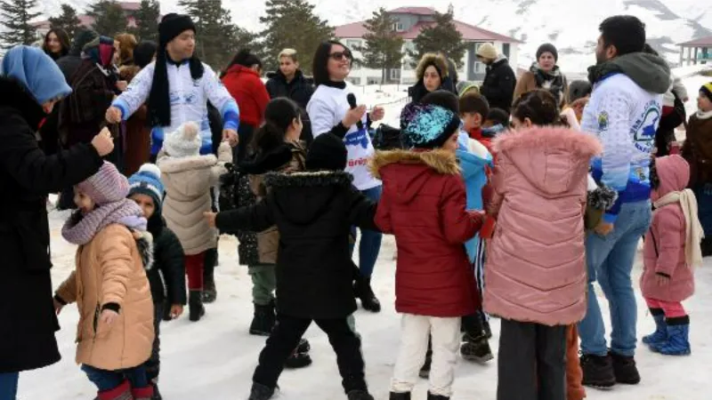 Depremzede çocuklar, 'Kar Festivali'nde moral buldu