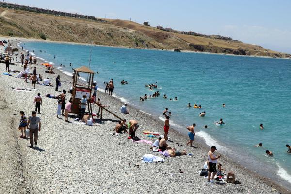 Van'ın mavi bayraklı plajında yoğunluk