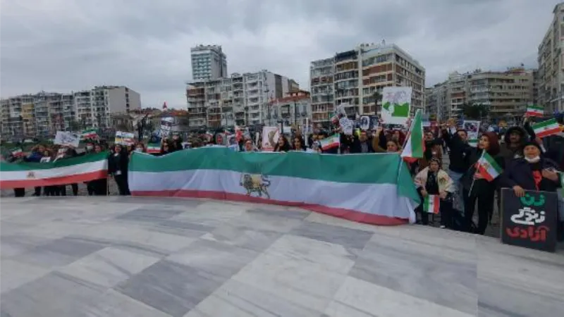 İzmir'de yaşayan İranlılardan, ülkelerindeki protestolara destek
