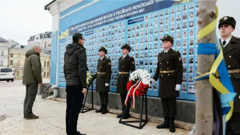 Polonya Başbakanı ölen Ukraynalı askerlerin hatıra duvarına çelenk koydu