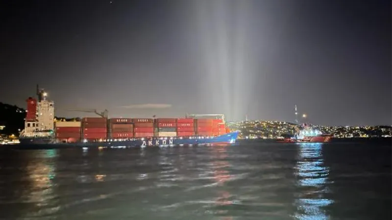 Gemi makine arızası yaptı, İstanbul Boğazı trafiğe kapatıldı