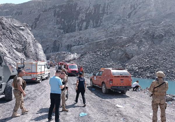 Kamyon gölete düştü, kayıp sürücü aranıyor