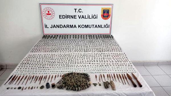 Edirne'de jandarmanın baskın yaptığı evde 3 bin 183 tarihi eser ele geçirildi