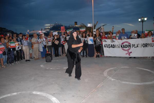 Kuşadası’nda kadınlar, İranlı Mahsa Amini'nin ölümünü protesto etti