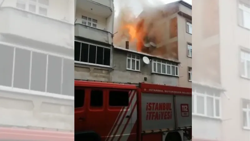 Sultangazi'de 2 katlı binanın çatısı yandı