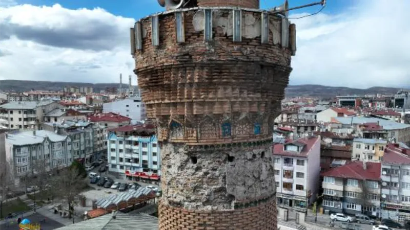 Ulu Cami'nin eğri minaresindeki 'kufi' yazılar restore edilecek