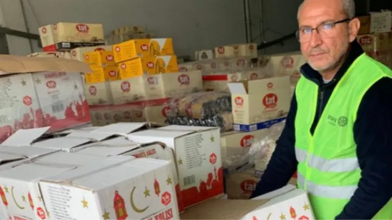 Rotary depremzedelere Ramazan yardım kolileri dağıtıyor