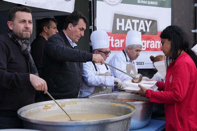 Afet bölgesinde Bursa Osmangazi'den her gün 4 bin kişilik aş