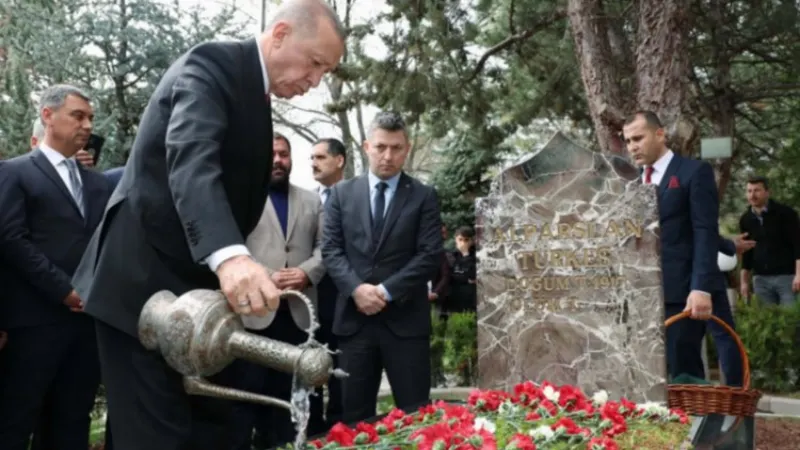 Cumhurbaşkanı Erdoğan'dan Türkeş'in kabrine ziyaret