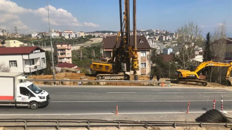 Feribot yolu üstgeçidinde kazıklar çakılıyor