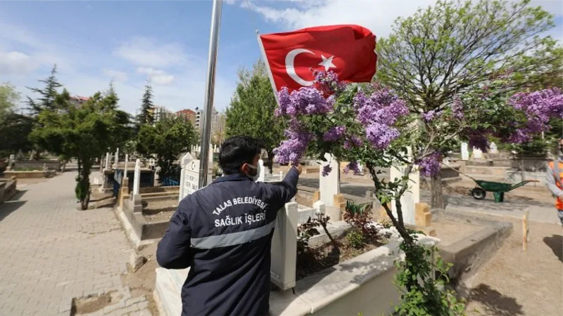 Kayseri Talas mezarlıklarında bayram temizliği