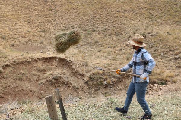 Dağdan ot balyası taşımada kızak- branda yerine çelik halat